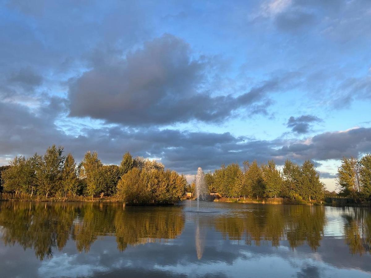 Luxury Shepherds Hut - The Sweet Pea By The Lake York Buitenkant foto