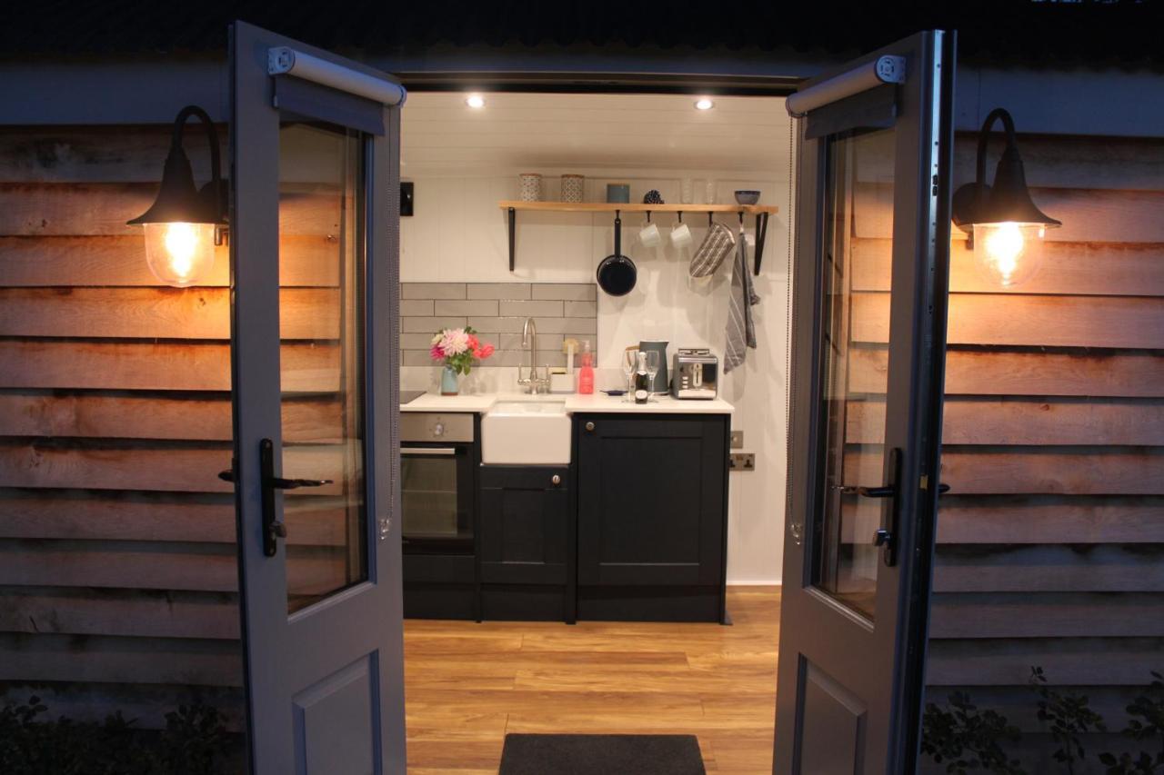 Luxury Shepherds Hut - The Sweet Pea By The Lake York Buitenkant foto